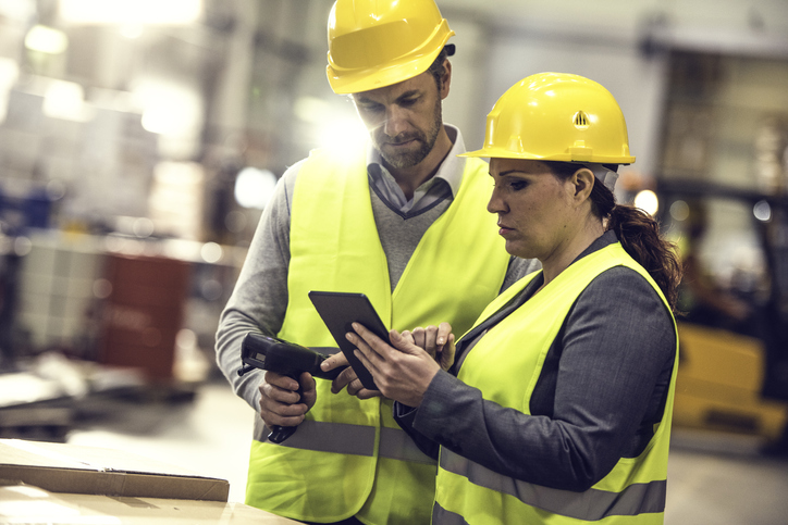 Trabajadores manuales que trabajan en almacén